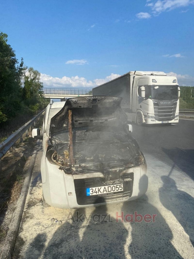 Otoyolda alev alan araca itfaiye müdahale etti