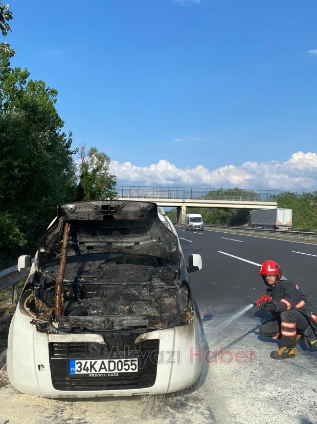 Otoyolda alev alan araca itfaiye müdahale etti