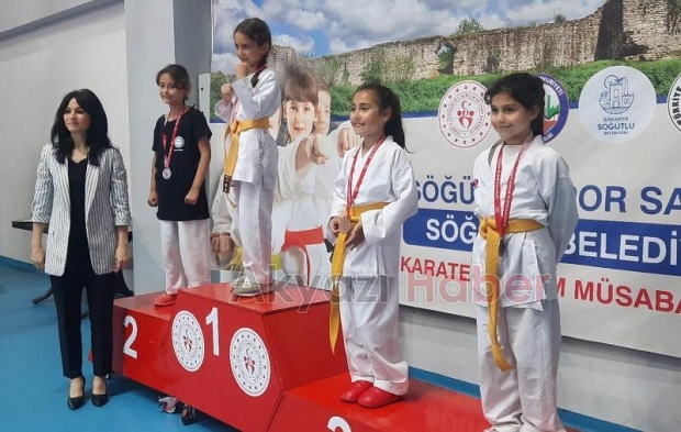 Akyazılı karateciler madalyaları topladı