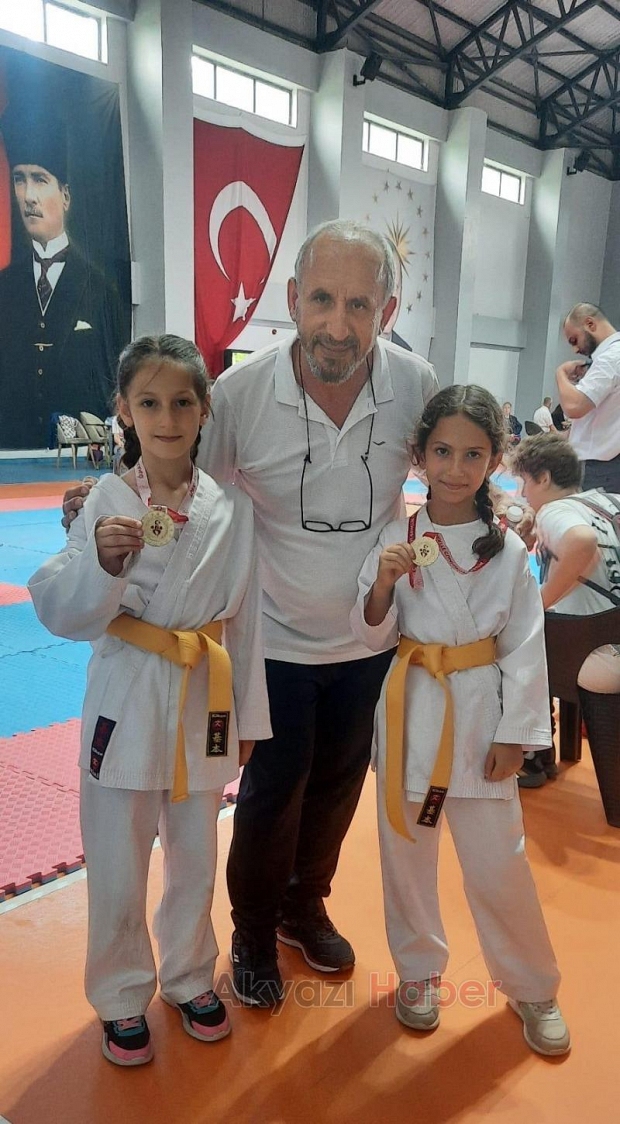 Akyazılı karateciler madalyaları topladı