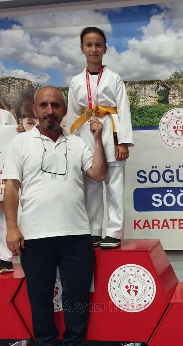 Akyazılı karateciler madalyaları topladı