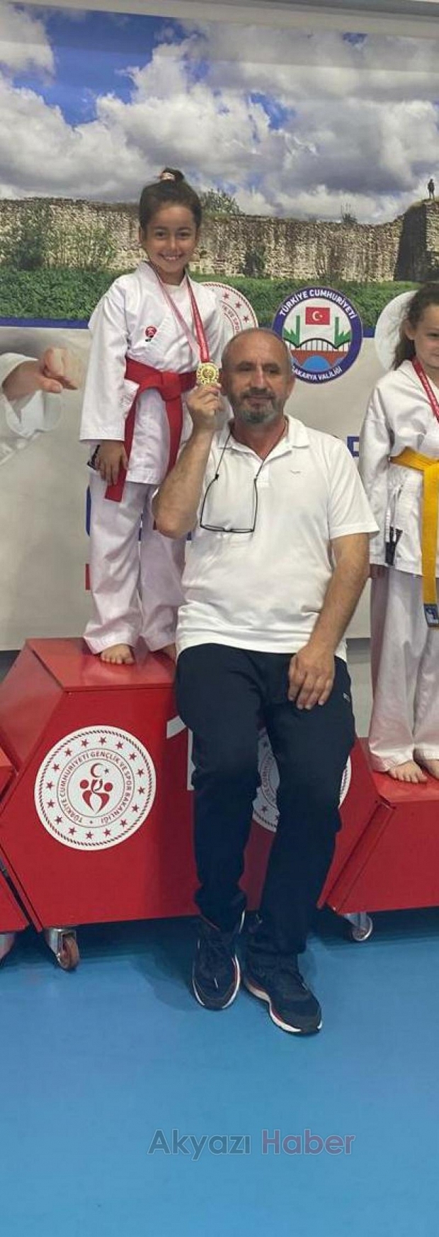 Akyazılı karateciler madalyaları topladı