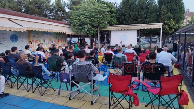 Cumhuriyet anaokulunda açık hava çocuk sineması