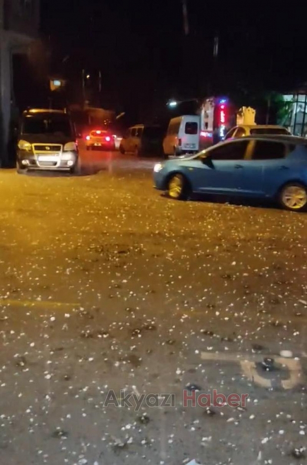Ferizli'de ceviz büyüklüğünde dolu yağdı