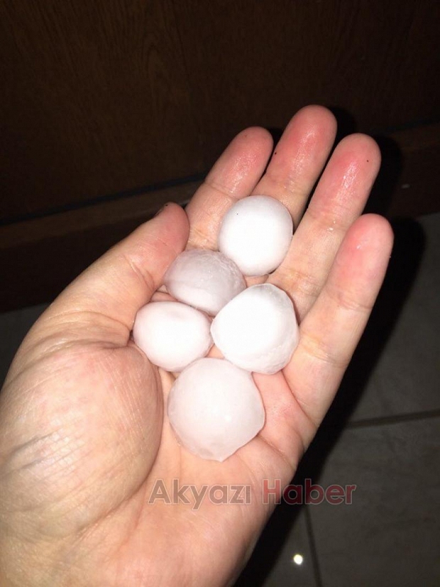 Ferizli'de ceviz büyüklüğünde dolu yağdı
