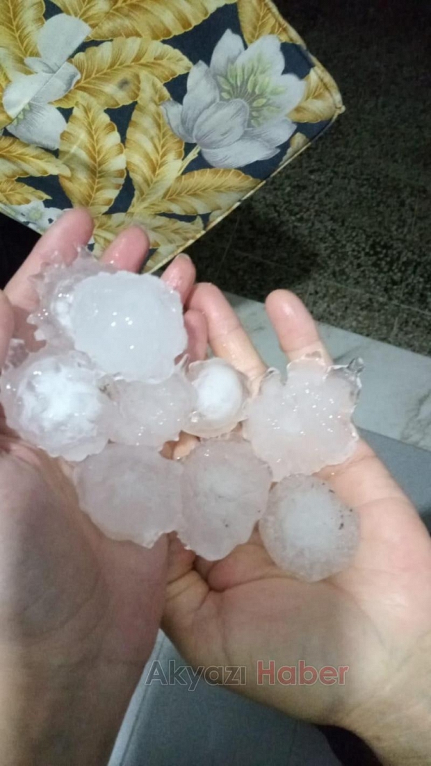 Ferizli'de ceviz büyüklüğünde dolu yağdı