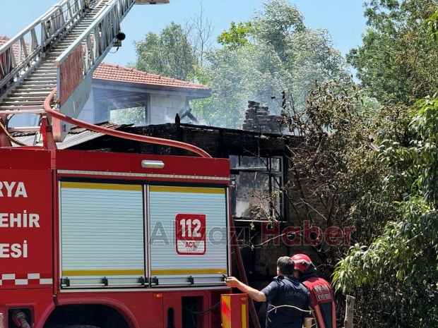 Bahçeye atılan sigara izmariti evi yaktı