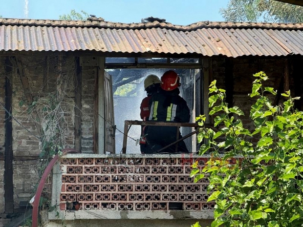 Bahçeye atılan sigara izmariti evi yaktı
