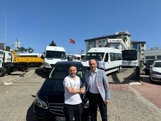 Makam aracını iki minibüsle takas etti