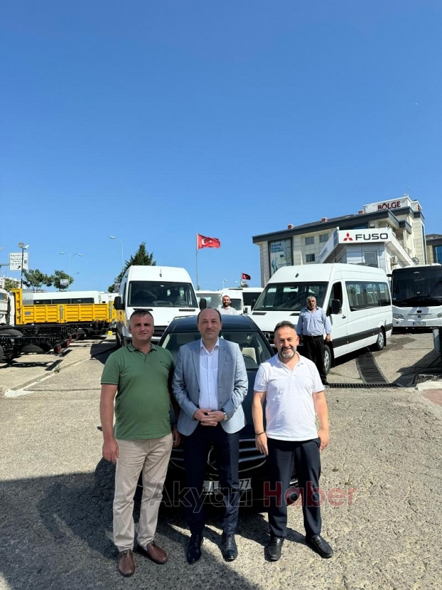 Makam aracını iki minibüsle takas etti