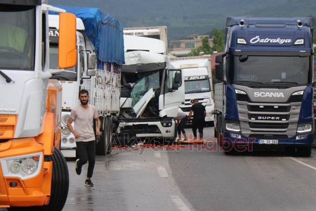 Tır içerisinde sıkışan anne ile çocuğunu itfaiye kurtardı