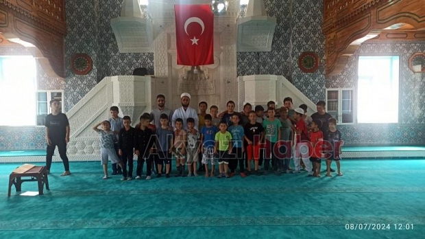 Küçücek Merkez Camii'nde çocuklara ikram