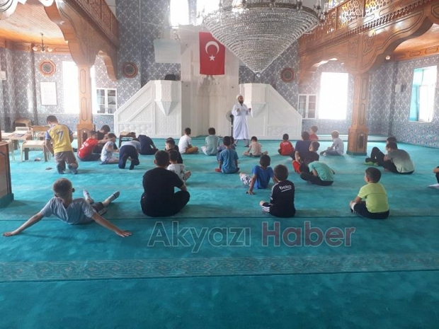 Küçücek Merkez Camii'nde çocuklara ikram