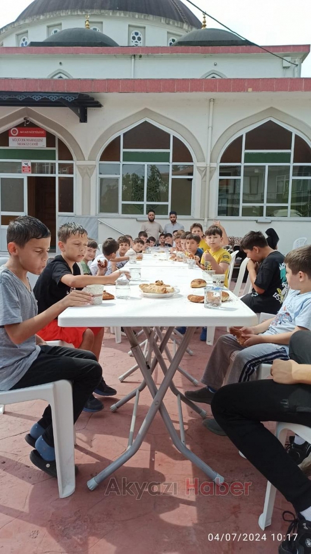 Küçücek Merkez Camii'nde çocuklara ikram