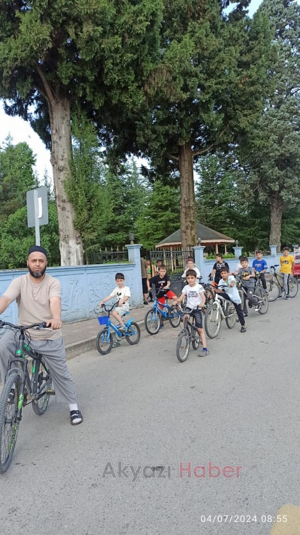 Küçücek Merkez Camii'nde çocuklara ikram