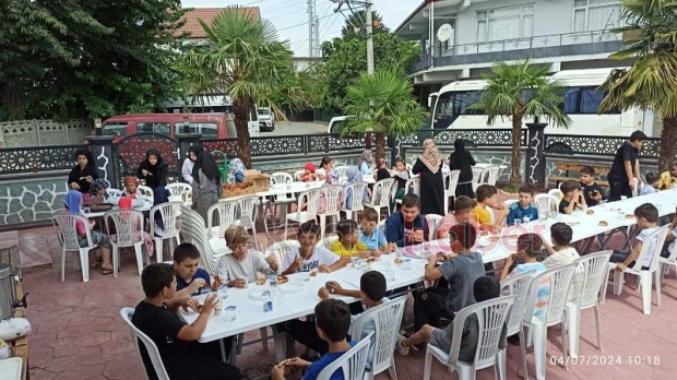 Küçücek Merkez Camii'nde çocuklara ikram