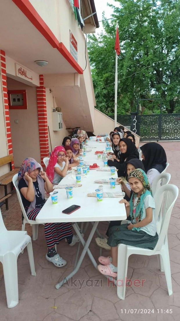 Küçücek Merkez Camii'nde çocuklara ikram