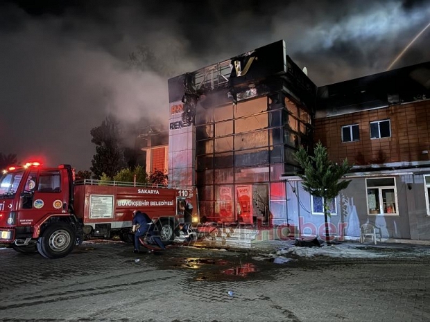 Kozmetik fabrikası yangınından fotoğraflar