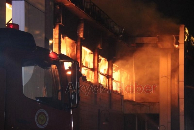 Kozmetik fabrikası yangınından fotoğraflar
