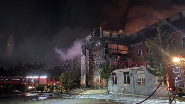 Kozmetik fabrikası yangınından fotoğraflar