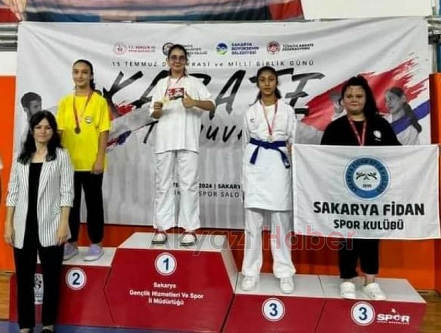 Akyazılı karateciler turnuvaya damga vurdu