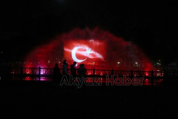 Büyükşehirden hologramlı Türk Bayrağı gösterisi