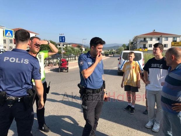 Akyazıda kaza 3 yaralı