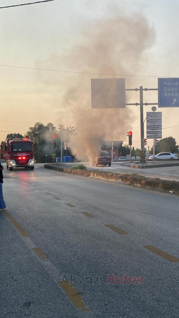 Trafik ışıklarında duran otomobil yandı