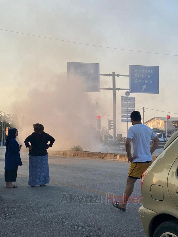 Trafik ışıklarında duran otomobil yandı