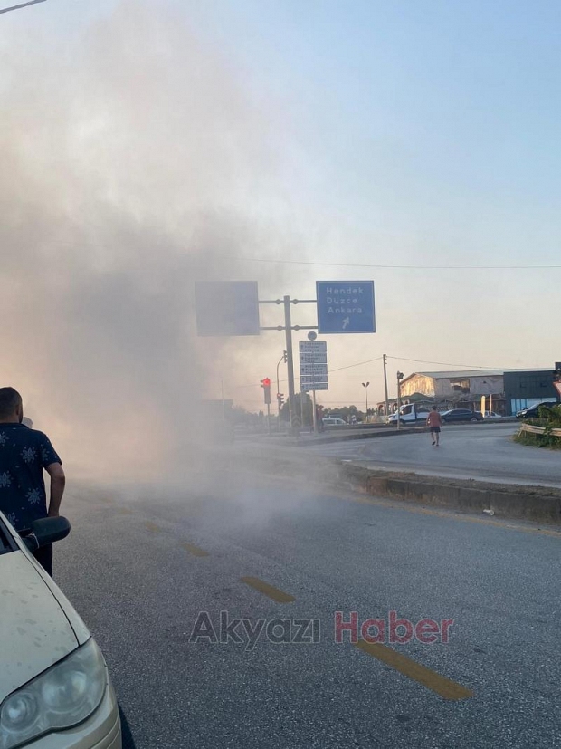 Trafik ışıklarında duran otomobil yandı