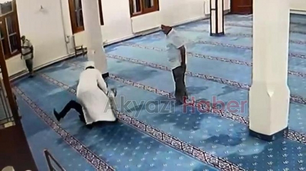 Camide kendini kesmeye kalktı