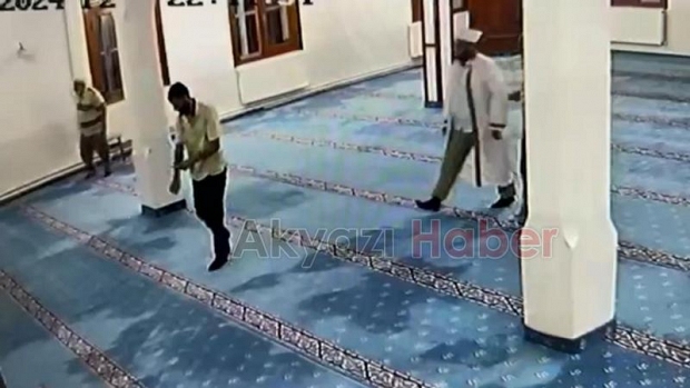 Camide kendini kesmeye kalktı