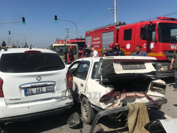 tır trafik ışıklarında duran araçlara çarptı 5 yaralı.