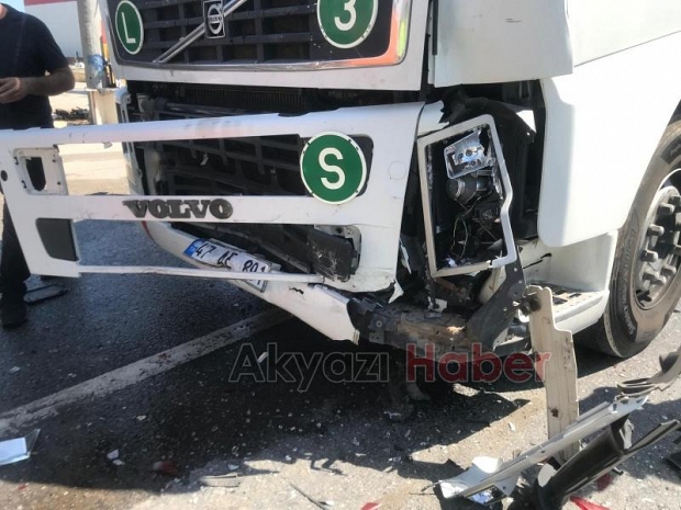 tır trafik ışıklarında duran araçlara çarptı 5 yaralı.