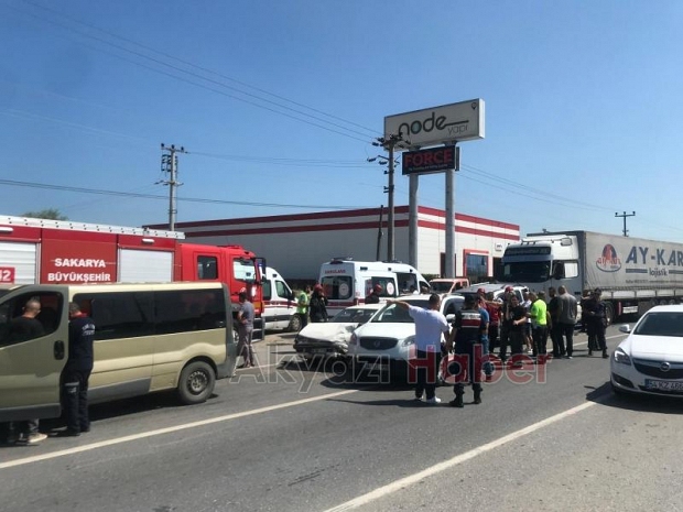 tır trafik ışıklarında duran araçlara çarptı 5 yaralı.
