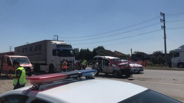 tır trafik ışıklarında duran araçlara çarptı 5 yaralı.