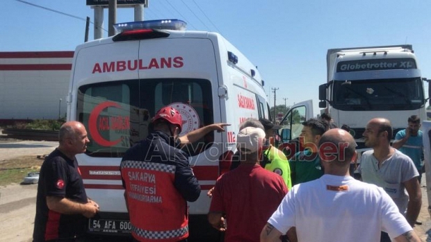 tır trafik ışıklarında duran araçlara çarptı 5 yaralı.