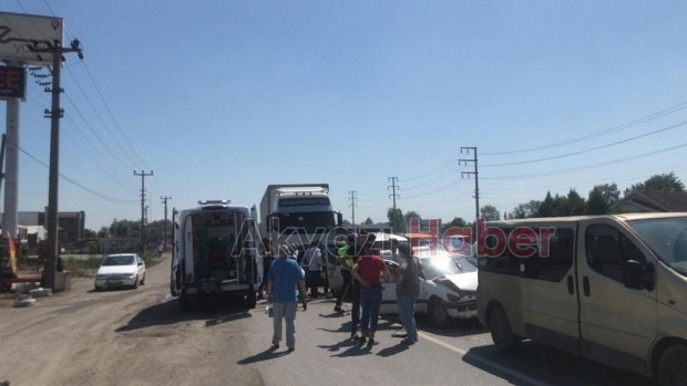 tır trafik ışıklarında duran araçlara çarptı 5 yaralı.