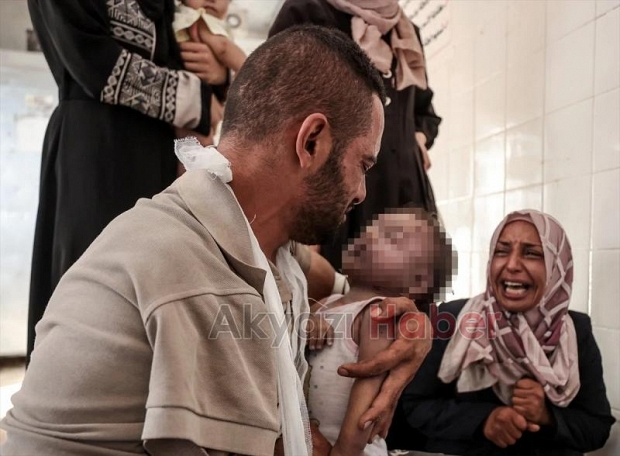 Gazze'den en acı kare: Filistinli baba evladına son kez sarıldı