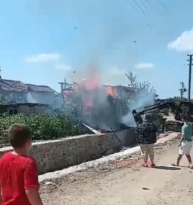 Ahır ve samanlık yandı