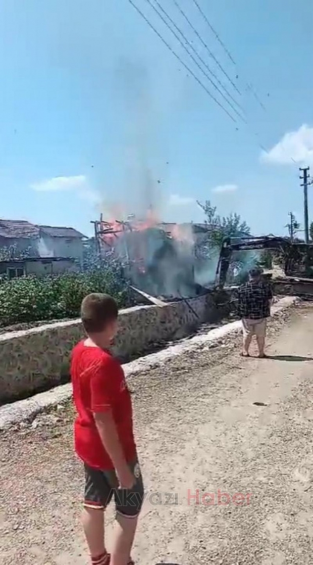 Ahır ve samanlık yandı