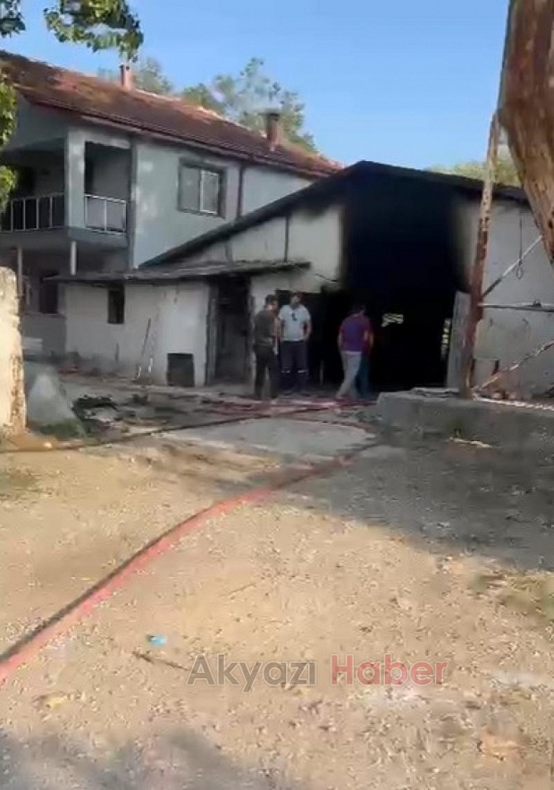 Akyazı'da tavuk çiftliğinde yangın