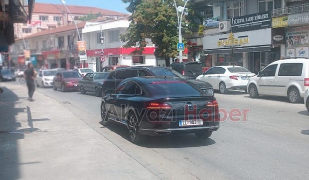 Kısa duraklama, araç kuyruğu Ada Caddesi'nde trafik çıkmazı