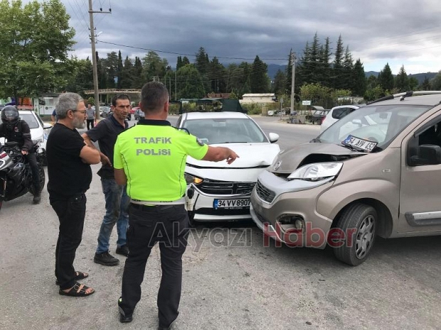 Caddede çarpıştılar 1 yaralı