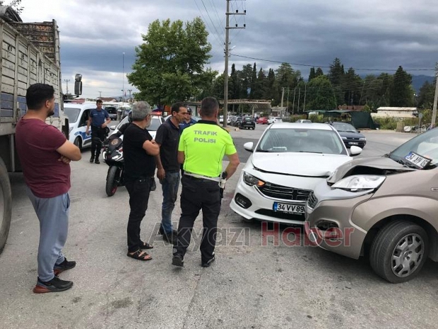 Caddede çarpıştılar 1 yaralı