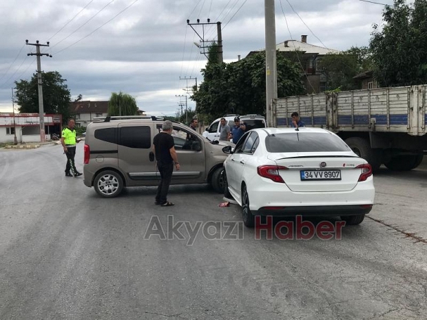 Caddede çarpıştılar 1 yaralı