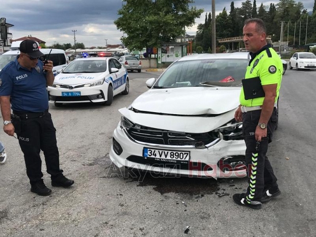Caddede çarpıştılar 1 yaralı