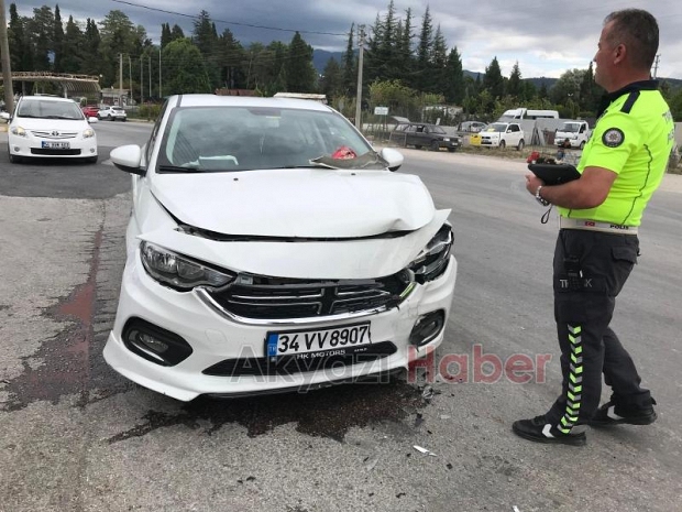 Caddede çarpıştılar 1 yaralı