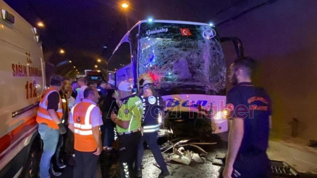 Otoyol savaş alanına döndü; 15 yaralı