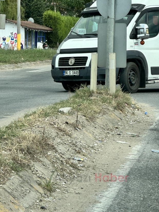 Akyazı girişi izmarit ve kum yığınları ile pislik saçıyor
